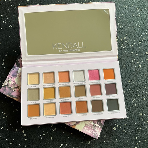 KYLIE COSMETICS | Kendall Collection Pressed Powder Palette - Picture 11 of 11